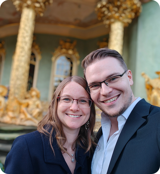 Kevin Weniger mit Begleitung auf Reisen vor einem verzierten Pavillon